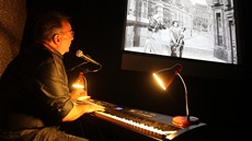 Pianista Neil Brand hraje na 48. ročníku karlovarského festivalu k němým filmům. Pianista Neil Brand hraje na 48. ročníku karlovarského festivalu k němým filmům.