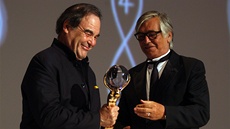 Oliver Stone pebírá od prezidenta festivalu Jiího Bartoky cenu na 48.