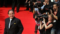 Oliver Stone na erveném koberci (48. roník filmového festivalu v Karlových...