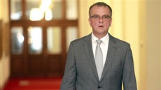 Ministr financí Miroslav Kalousek pichází na poslední jednání vlády. (3.