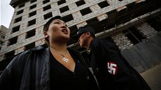 Zdraví se Sieg Heil, mají násilnickou minulost, odsuzují místní ženy, které... Zdraví se Sieg Heil, mají násilnickou minulost, odsuzují místní ženy, které...