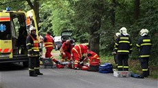 Záchranái bojují o ivot devatenáctiletého motorkáe, který havaroval na