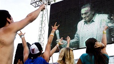 Karel Gott loni s velkým úspchem zpíval na festivalu Rock for People.