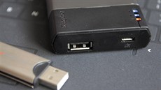 Vlevo vstup pro USB disky a pro napájecí kabel k telefonu, vpravo mini USB pro...