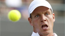 SOUSTEDN. Tomá Berdych v osmifinálovém duelu Wimbledonu proti Australanu