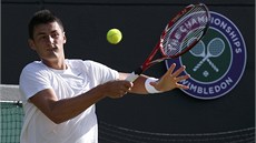 SOUPE. Bernard Tomic nastoupil v osmifinále Wimbledonu proti Tomái Berdychovi.