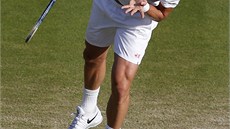 KAM DOLETÍ? Tomá Berdych  po podání v zápase 4. kola Wimbledonu proti Bernardu