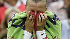 NEJDE TO. Petra Kvitová v prbhu tvrtfinále Wimbledonu proti Kirsten...