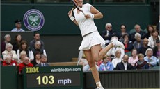 TAK JAK? Petra Kvitová v prbhu tvrtfinále Wimbledonu proti Kirsten