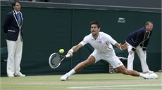 MÁM. Novak Djokovi v prbhu tvrtfinále Wimbledonu proti Tomái Berdychovi.