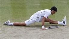 GYMNASTA. Novak Djokovi pedvedl v prbhu tvrtfinále Wimbledonu proti Tomái