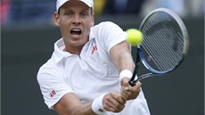 SNAHA. Tomá Berdych ve tvrtfinále Wimbledonu proti Novaku Djokoviovi.