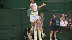 SNAHA. Kirsten Flipkensová v semifinále Wimbledonu proti Marion Bartoliové.