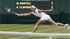 JET KOUSEK. Kirsten Flipkensová se natahuje za míkem v semifinále Wimbledonu...