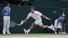 BEÍM. Novak Djokovi dobíhá míek ve wimbledonském semifinále proti del