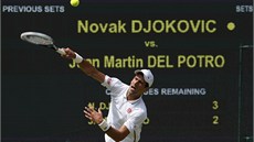 NA PODÁNÍ. Servis Novaka Djokovie ve wimbledonském semifinále proti del