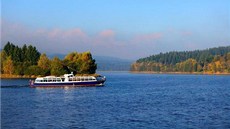 Loď Vltava na lipenské přehradě propásla technickou kontrolu. Dočasně jí Loď Vltava na lipenské přehradě propásla technickou kontrolu. Dočasně jí