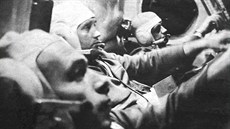 V návratové kabin lodi Sojuz. Zepedu a zleva: Pacajev,. Dobrovolskij a Volkov.