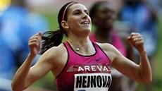 OLYMPIJSKÝ BRONZ. Zuzana Hejnová ped rokem, na olympijském stadionu v Londýn si bí pro bronz.