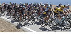 Peloton v prbhu 3. etapy Tour de France z  Ajaccia do Calvi. 