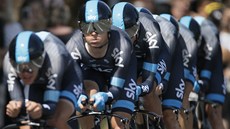 Cyklisté stáje Sky Procycling v asovce drustev na Tour de France,