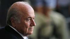 Sepp Blatter vyhlíí na stadionu Maracaná duel mezi Brazílií a panlskem.