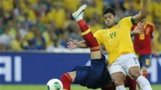 Brazilský útoník Hulk posílá k zemi panla Sergia Ramose.