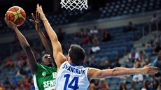 Český mládežnický reprezentant Jan Švandrlík se pokouší zblokovat Ibrahimu Český mládežnický reprezentant Jan Švandrlík se pokouší zblokovat Ibrahimu
