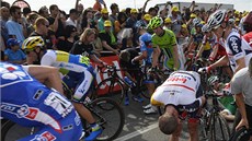 Belgický cyklista Jurgen van den Broeck překonává bolest po pádu v páté etapě Belgický cyklista Jurgen van den Broeck překonává bolest po pádu v páté etapě