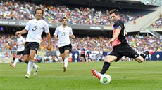 Argentinský fotbalista Lionel Messi napřahuje ke střele v exhibičním zápase Argentinský fotbalista Lionel Messi napřahuje ke střele v exhibičním zápase