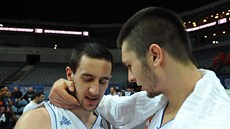 Tak jsme druzí. Srbský basketbalista Nikola Jankovi (vpravo) utuje svého