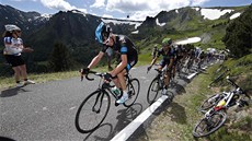 V ELE. Christopher Froome z týmu Sky vede peloton osmé etapy Tour de France.