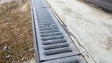 Odvodnění mezi žlabem a sekčními vraty je v opačném spádu a podle vlhkostních Odvodnění mezi žlabem a sekčními vraty je v opačném spádu a podle vlhkostních