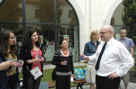 Organizátor hladovky Petr Marek pipíjí na poest obtem symbolicky vodou.