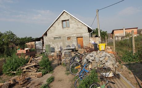 Svá dv podslední thotenství ena utajila. Podle obaloby porodila doma, dti udusila tla poté odnesla v igelitové tace do sklepa rodinného domu ve Vlasaticích (na snímku).