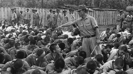 Válení zajatci z korejské války zaívali ve vznicích a pracovních táborech...