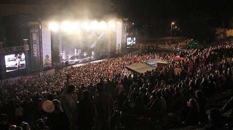 Jihlavský amfiteátr loni pi Vysoina Festu zaplnilo 35 tisíc lidí. Nejmén stejn tolik jich poadatelé oekávají i letos. Festival je vyprodaný u od dubna.