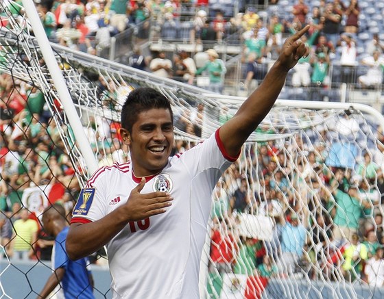 Mexický fotbalista Miguel Ponce oslavuje branku v utkání Zlatého poháru proti