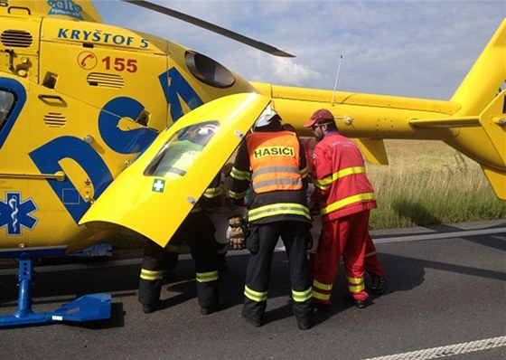 Tce zranného motorkáe vezl z místa nehody do ostravské fakultní nemocnice vrtulník.