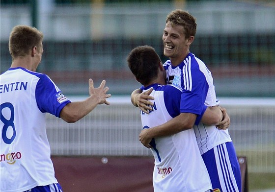 ASTNÁ PREMIÉRA. Ligový debutant Patrik Hroovský (vpravo) slaví se spoluhrái