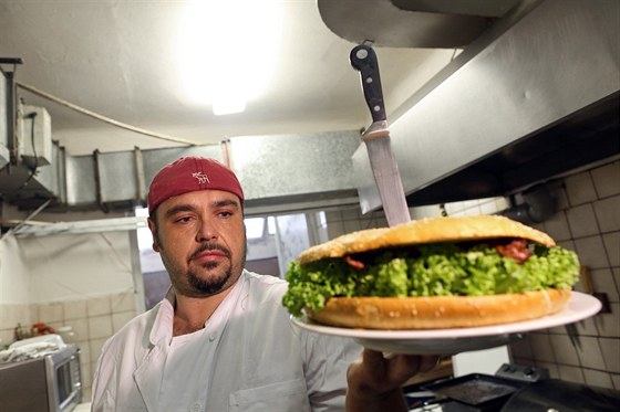 Zdenk Stíek, zakladatel Praského Burgerfestu a majitel praské restaurace Bejzment, vní nabízí i neobvyklou výzvu - kdo sní za hodinu obí hamburger váící 1,5 kilogramu, má ho zadarmo.