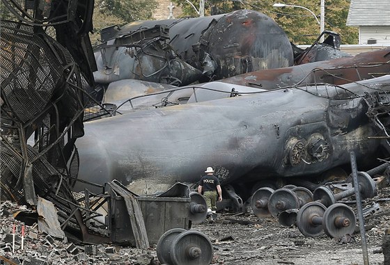 Policista na míst vlakového netstí v kanadském mst Lac-Megantic. (9.