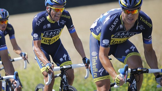 JEDÉÉÉM! panlský cyklista Alberto Contador ene své pomocníky do cíle 13.