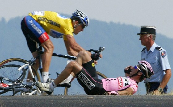 SMOLA A KASKADÉR. Pro panla Belokiho skonila Tour de France 2003 ve sjezdu