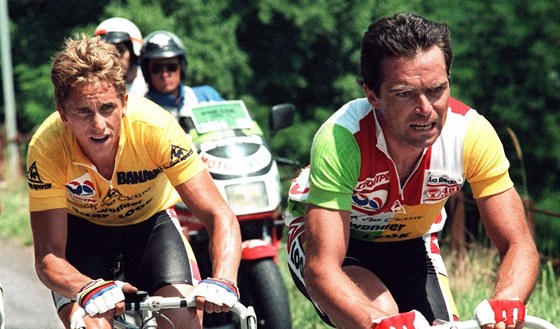 SPOJENCI NEBO SOUPEI? Bernard Hinault (vpravo) slíbil na Tour de France 1986