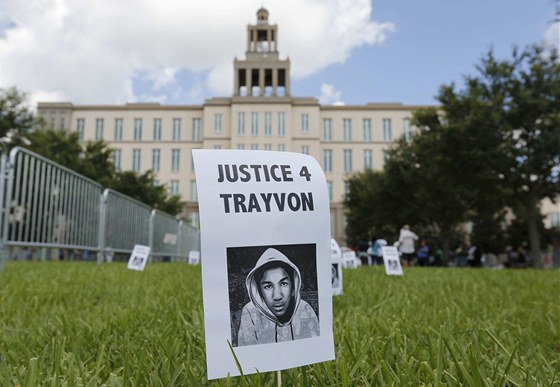 Fotografie Trayvona Martina ped soudem v Sanfordu na Florid (13. ervence