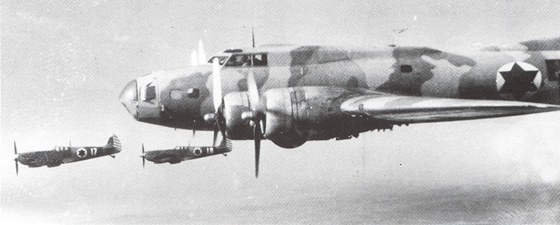 Bombardér B-17G s izraelskými výsostnými znaky v doprovodu stíhaek Spitfire Mk.IX. Izrael tyto stíhací letouny získal z eskoslovenska v potu 59 kus.