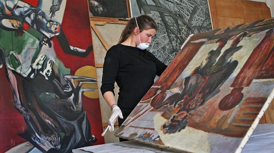 Hana Bilavíková prohlíí jeden z obraz Domu umní v Ostrav.