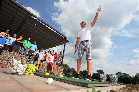 David Carter z Anglie trefil první ranou nový ostrovní green. Golfové hit v