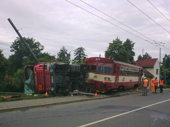 V Opav se srazil vlak s nákladním autem, vlak vykolejil obma podvozky (13.